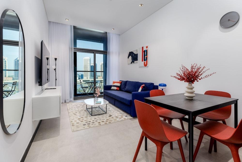 Waves - Premium 1BR Apartment Overlooking Burj Khalifa - Tap to explore photos
