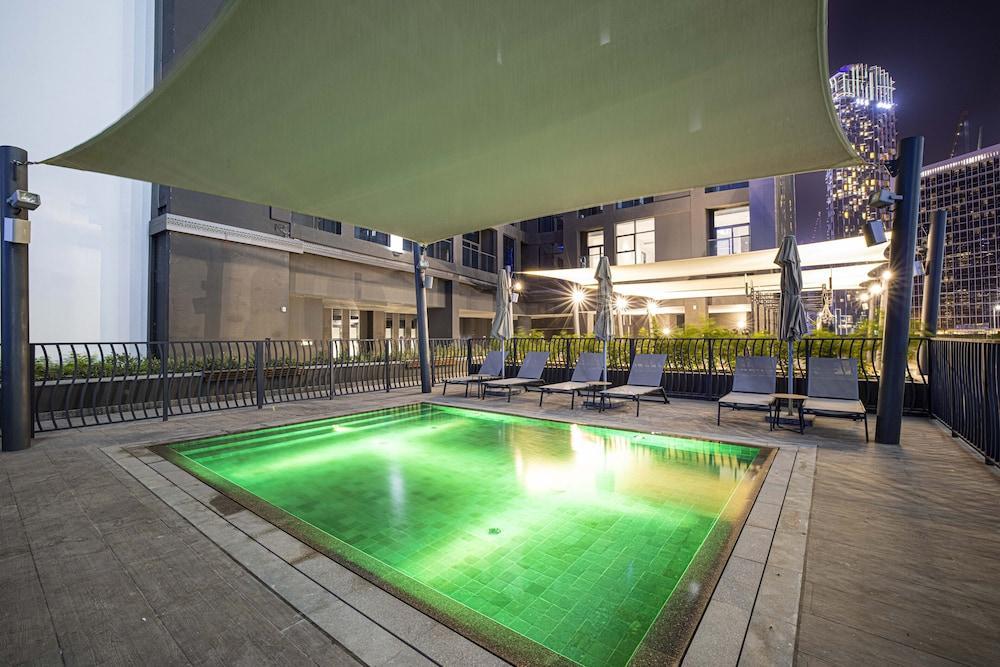 Waves - Premium 1BR Apartment Overlooking Burj Khalifa - Tap to explore photos