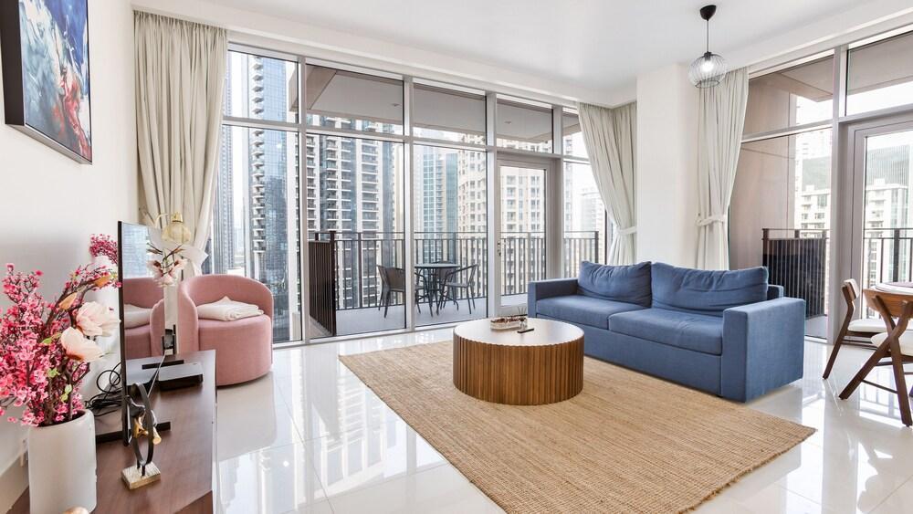 Luxury StayCation - Huge 2 Bedroom Lav