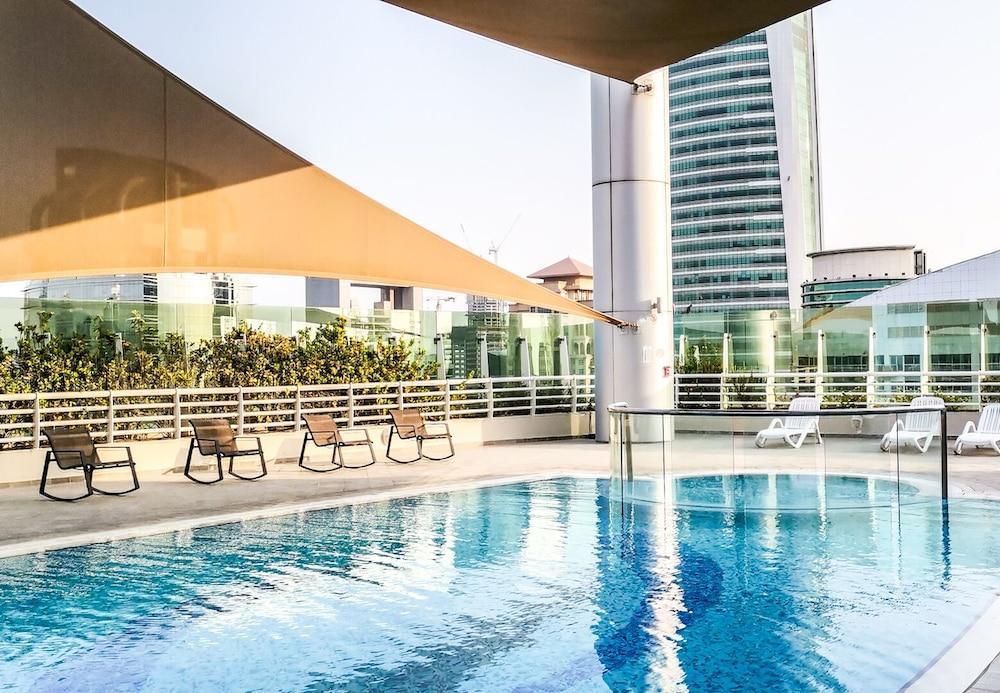 Yogi - Marina Marvel Luxurious 1BR Apt at Al Shera Tower - Tap to explore photos