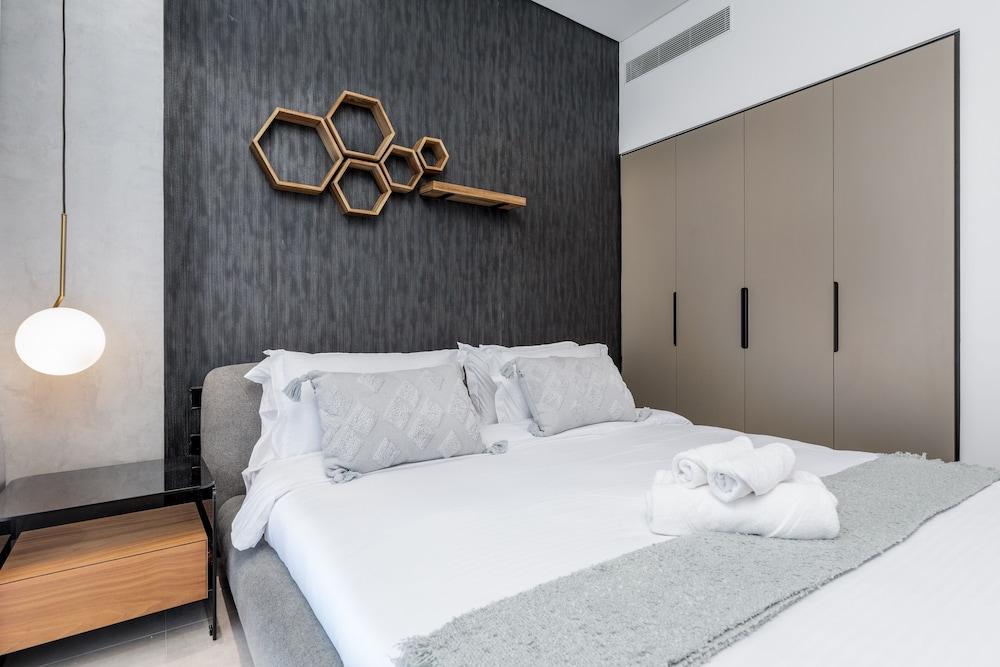 Waves - Top Waterfront 2BR Apartment in Business Bay - Tap to explore photos