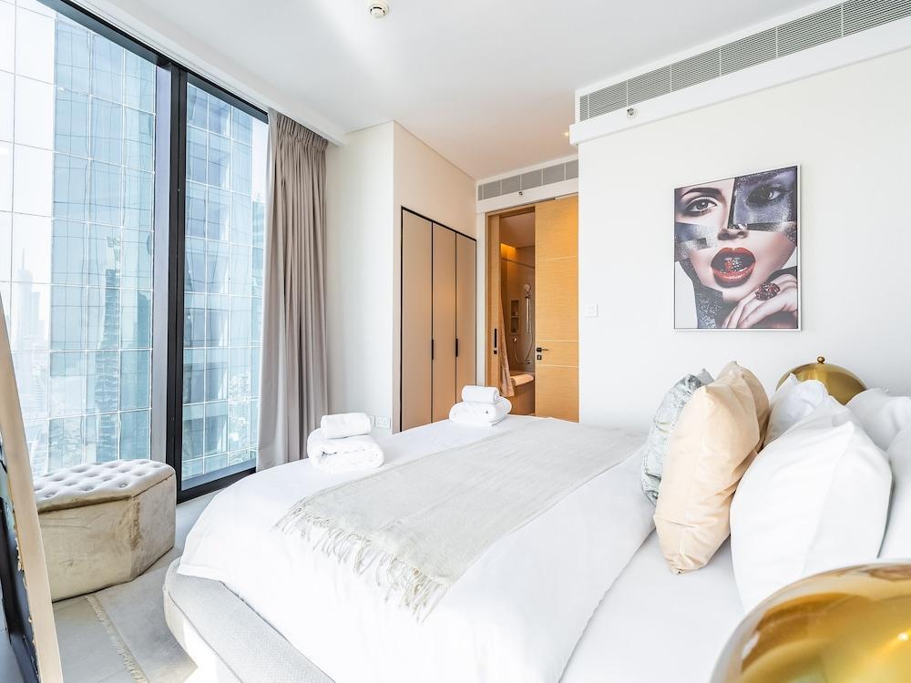 Mesmerizing Condo With Stunning Canal and Sea View