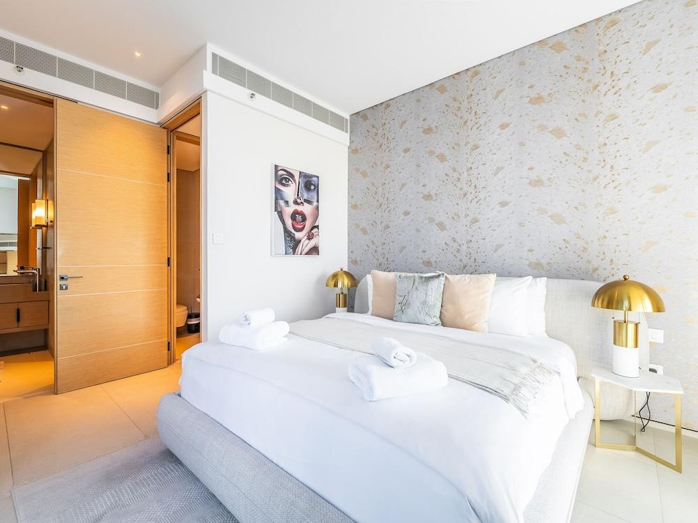 Mesmerizing Condo With Stunning Canal and Sea View - Tap to explore photos