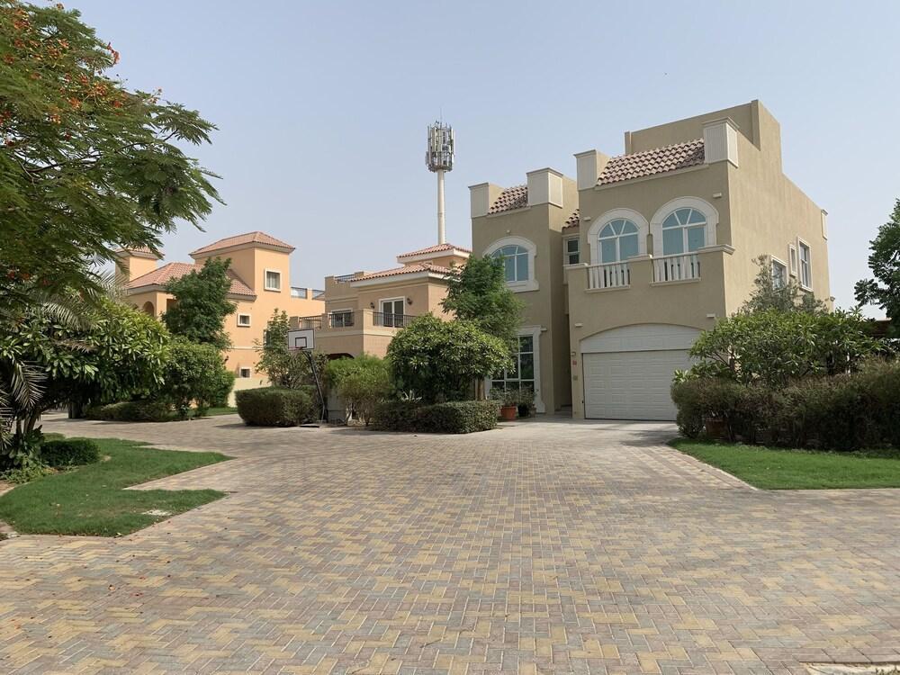 Charming and Cozy Apartment in Dubai Available now