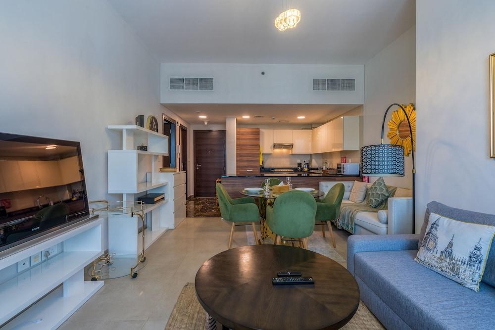 Stunning 1B Apartment With Balcony in Dubai Marina - Tap to explore photos
