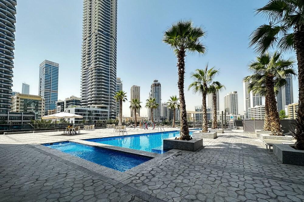 Stunning 1B Apartment With Balcony in Dubai Marina - Tap to explore photos