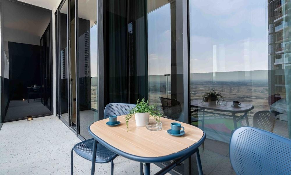 Modern Studio w Balcony in Business Bay - Tap to explore photos