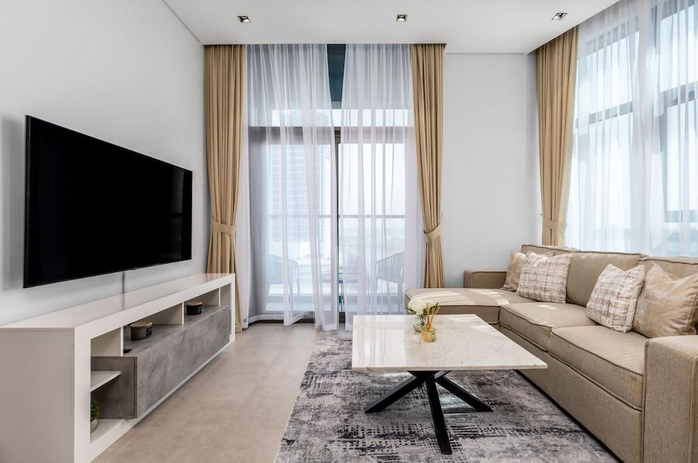 Waves - Impressive 1BR Apartment Close to Burj Khalifa - Tap to explore photos