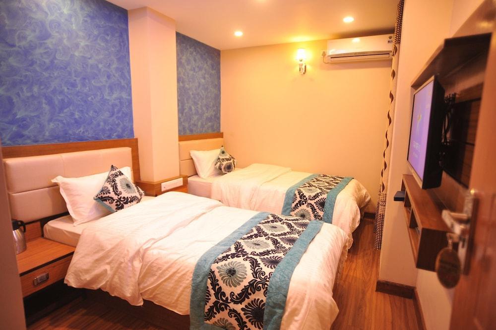 Hotel Aarati Room Type - Deluxe Twin Room, 2 Twin Beds, City View