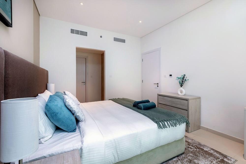 Stylish 1BR in Seven Palm - Tap to explore photos