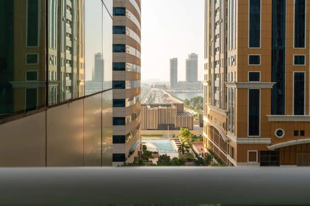 Exquisite 1BD Flat w/ Private Balcony Dubai Marina - Tap to explore photos