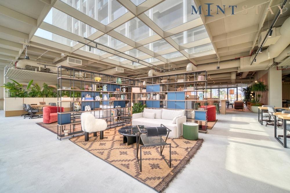 Sleek 1BR w Balcony in Business Bay - Tap to explore photos