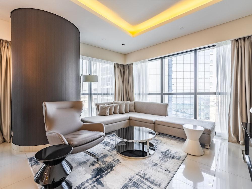 Midtown Gem, Luxurious Apartment With Balcony - Tap to explore photos