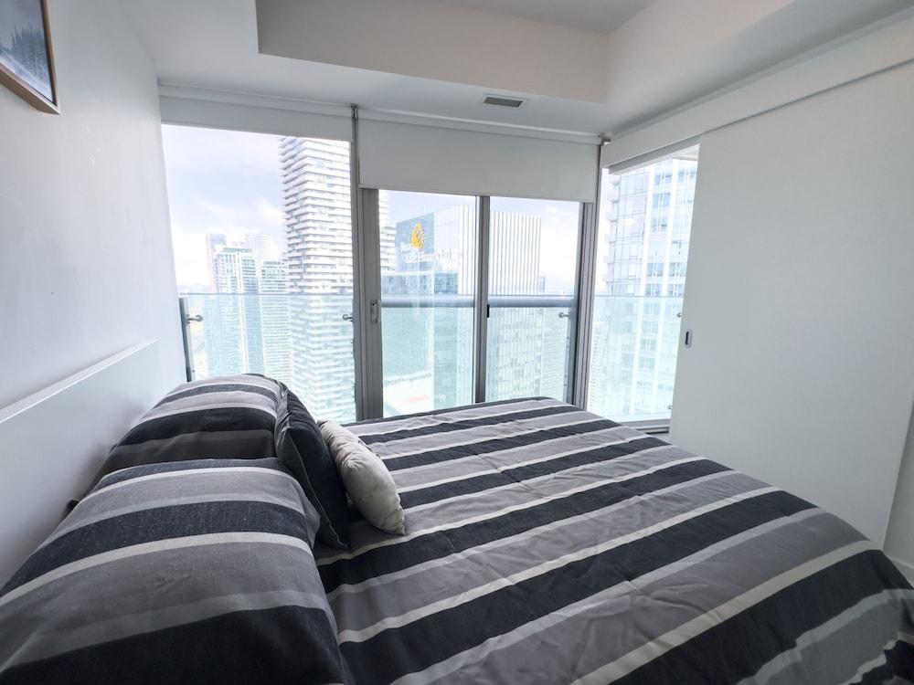 Luxury 2 Bedroom Lakeview - Tap to explore photos