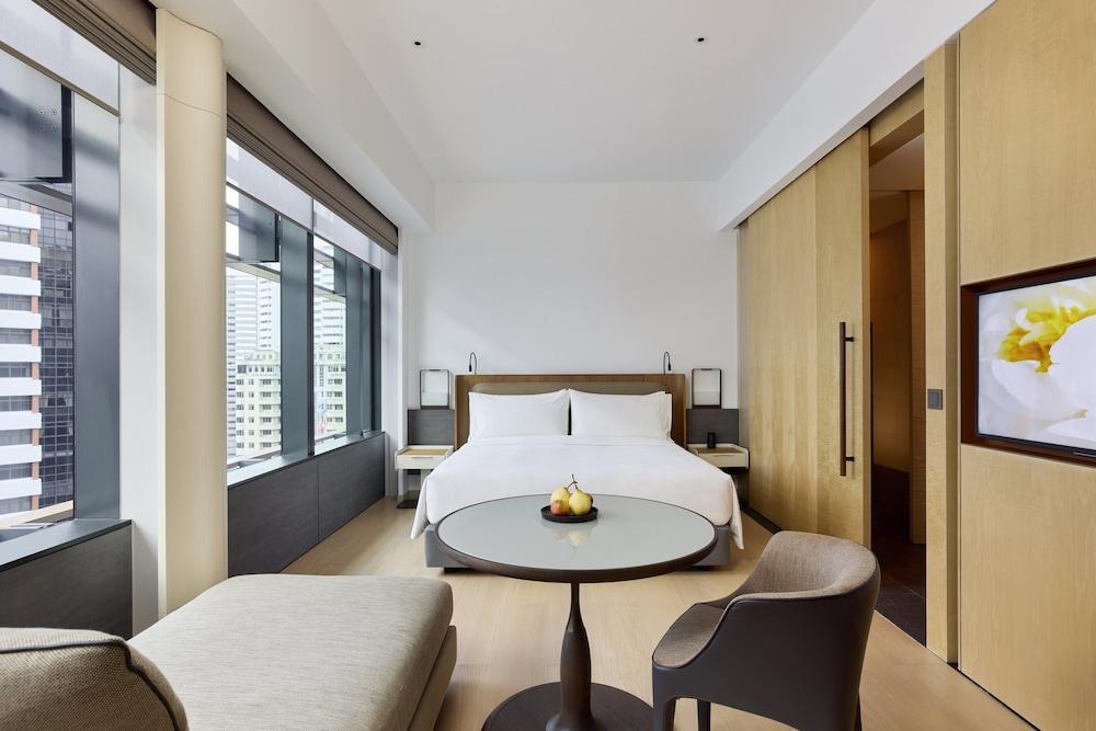 COMO Metropolitan Singapore Room Type - Emerald Room Twin (Complimentary daily-replenished minibar and snacks)