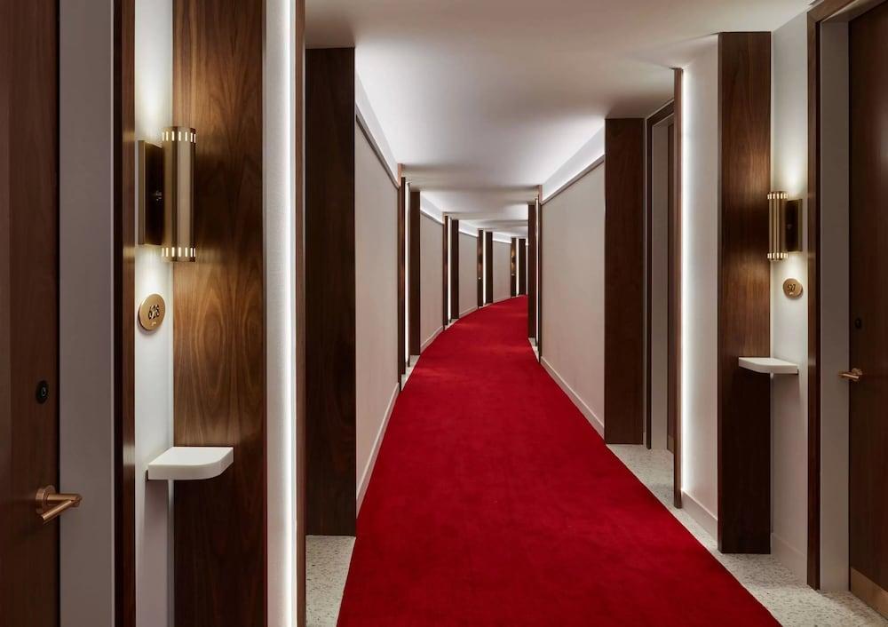 TWA Hotel at JFK Airport Room Type - Deluxe Room, 1 King Bed (Runway View)