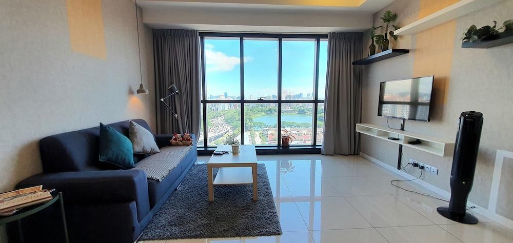 MCity Infinity pool KLCC Room Type - Design Condo, 1 Bedroom, Refrigerator & Microwave, Lake View