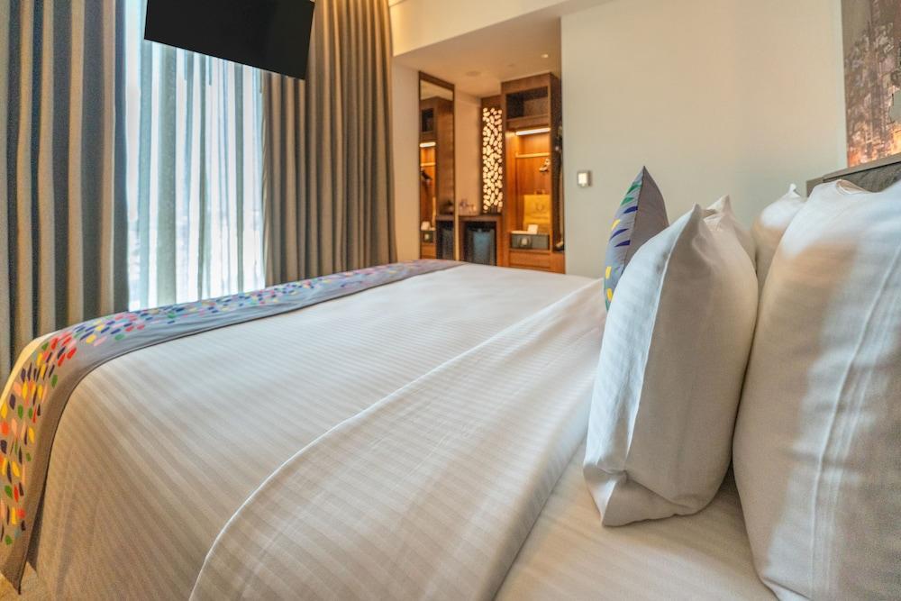 Sofia Colombo City Hotel Room Type - Deluxe King  with Partial Sea View