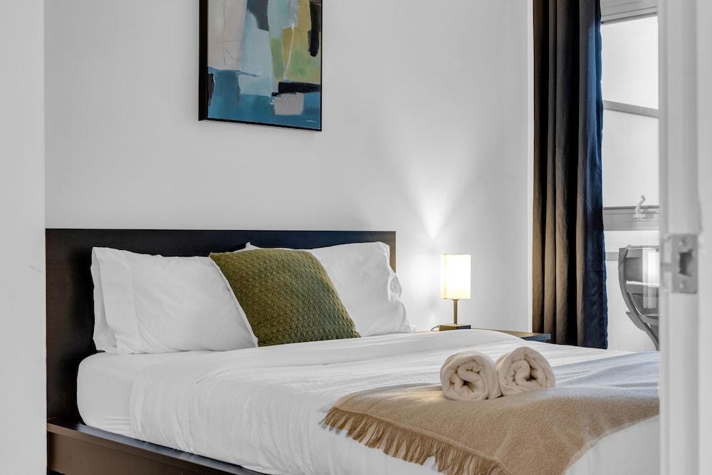 Harbourfront 2 Bed Suites - Tap to explore photos