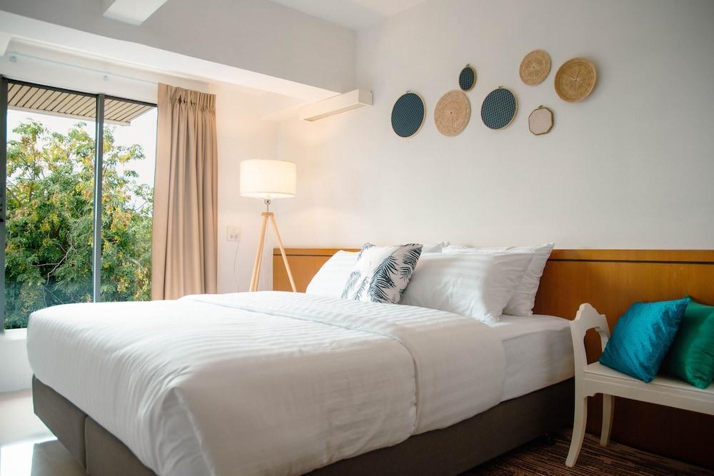 Alley and Pier Room Type - Deluxe King Room