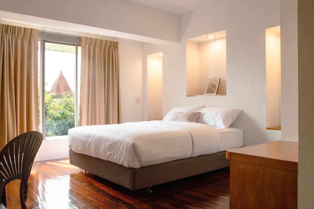 Alley and Pier Room Type - Deluxe Queen Room