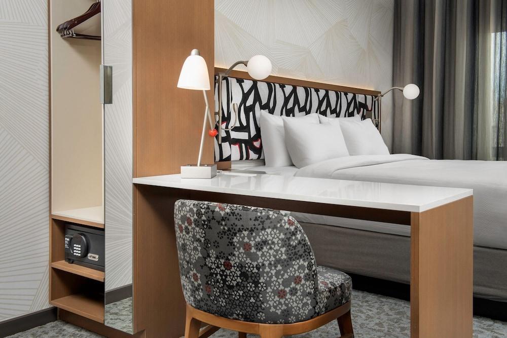 SpringHill Suites by Marriott New York Queens - Tap to explore photos
