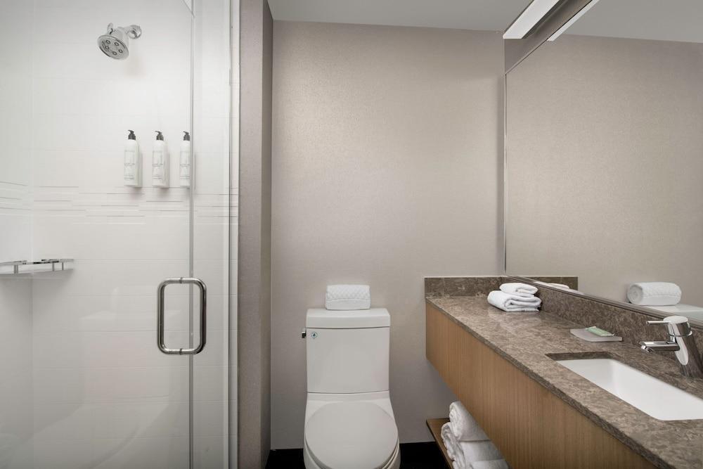 SpringHill Suites by Marriott New York Queens - Tap to explore photos
