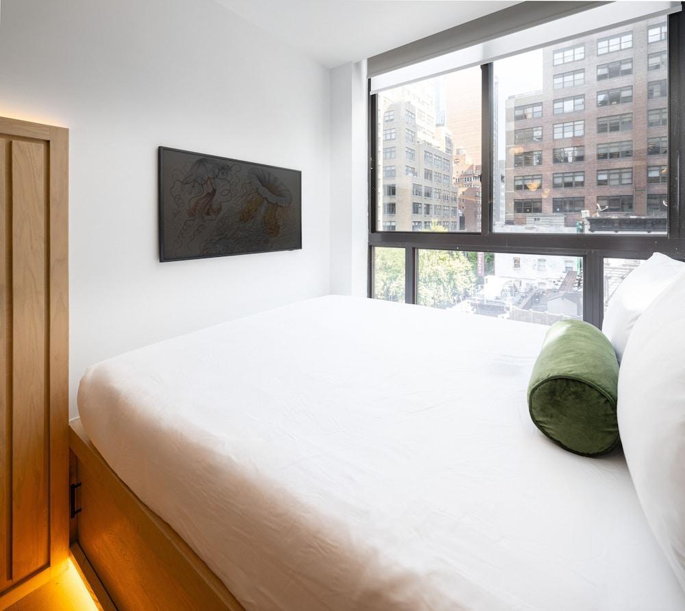 Little Charlie Hotel Room Type - Majestic Midtown Escape: Queen Room