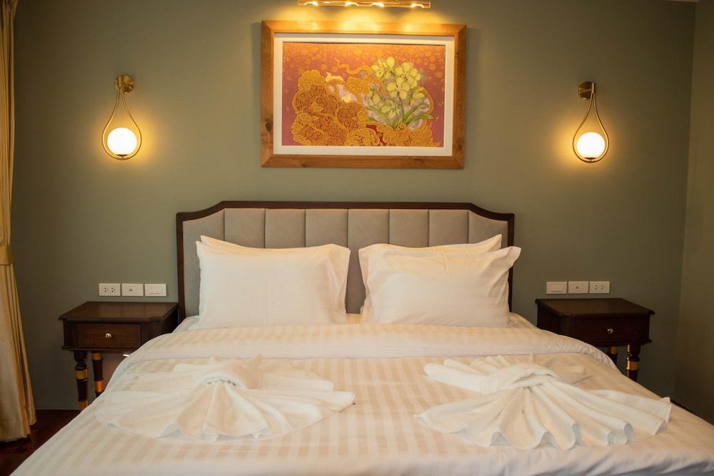 siri grand bangkok hotel Room Type - Deluxe Double Room