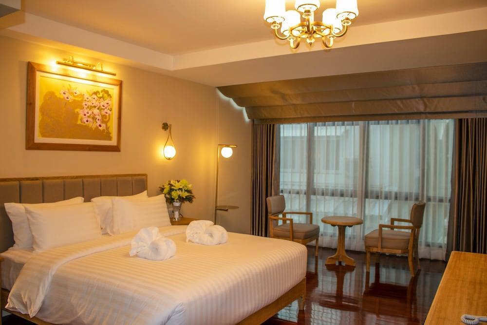 siri grand bangkok hotel Room Type - Deluxe Double Room, Bathtub