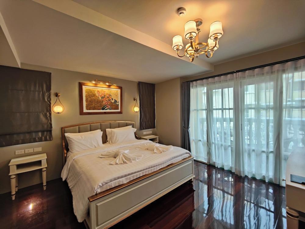 siri grand bangkok hotel Room Type - Deluxe Double Room, Corner