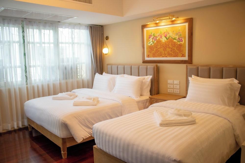 siri grand bangkok hotel Room Type - Deluxe Triple Room