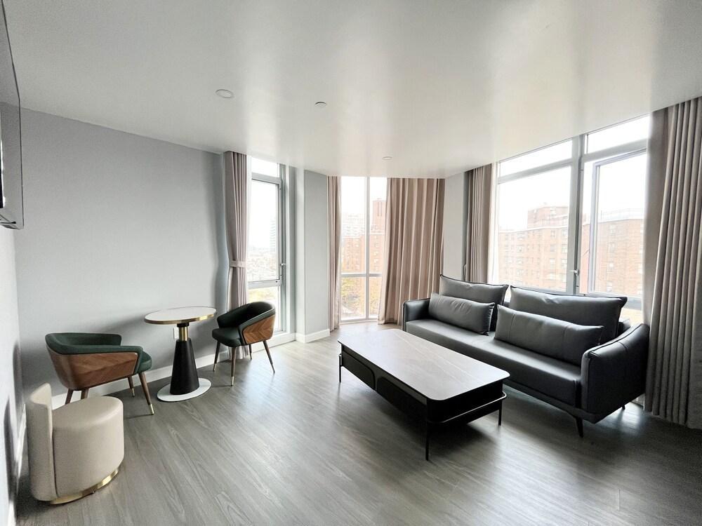 Starlight Hotel Room Type - Deluxe Suite, City View
