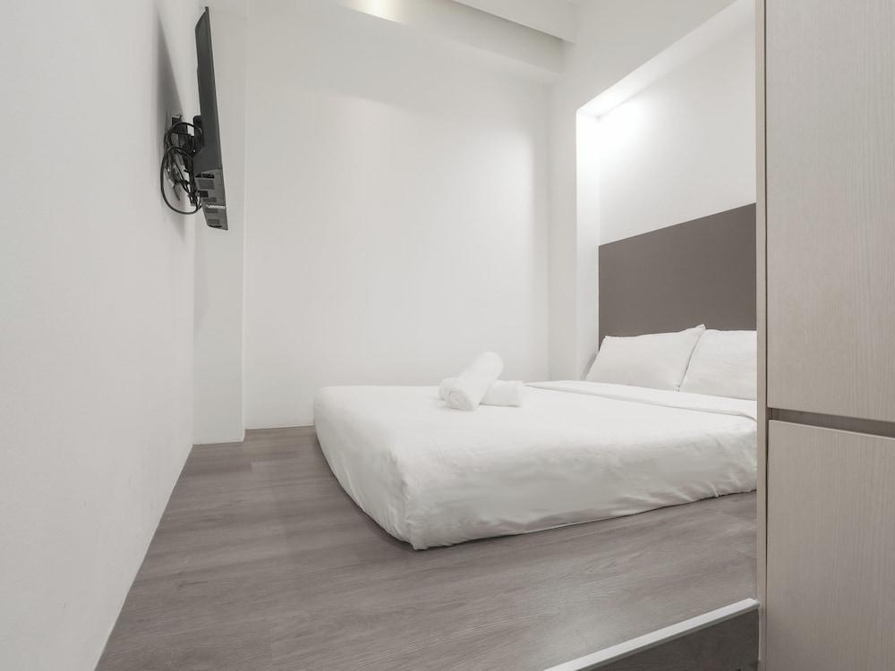 A Hotel Dickson Room Type - Deluxe Double, No Window