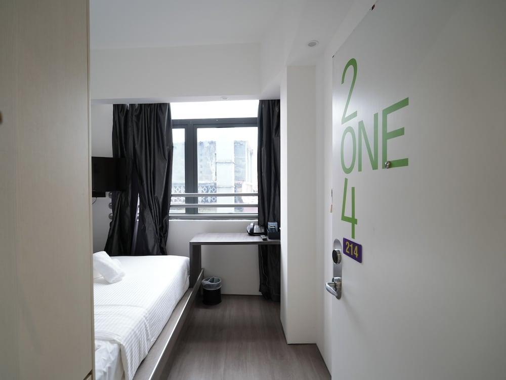 A Hotel Dickson Room Type - Quad Room, Window