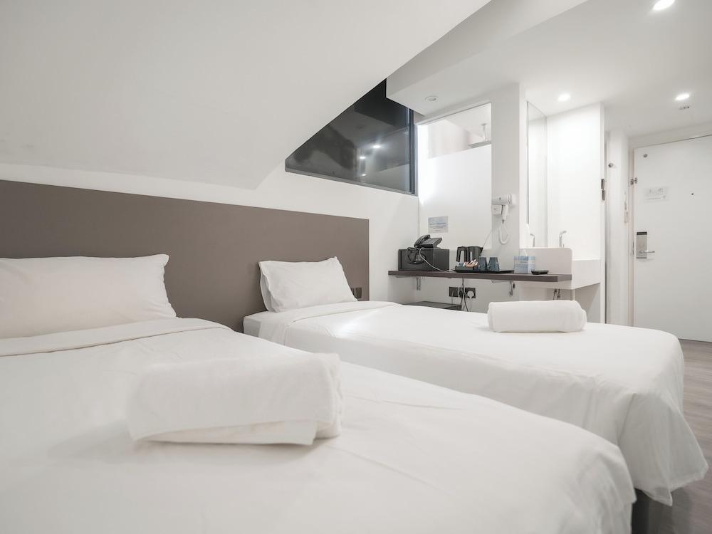 A Hotel Dickson Room Type - Family Room, Window