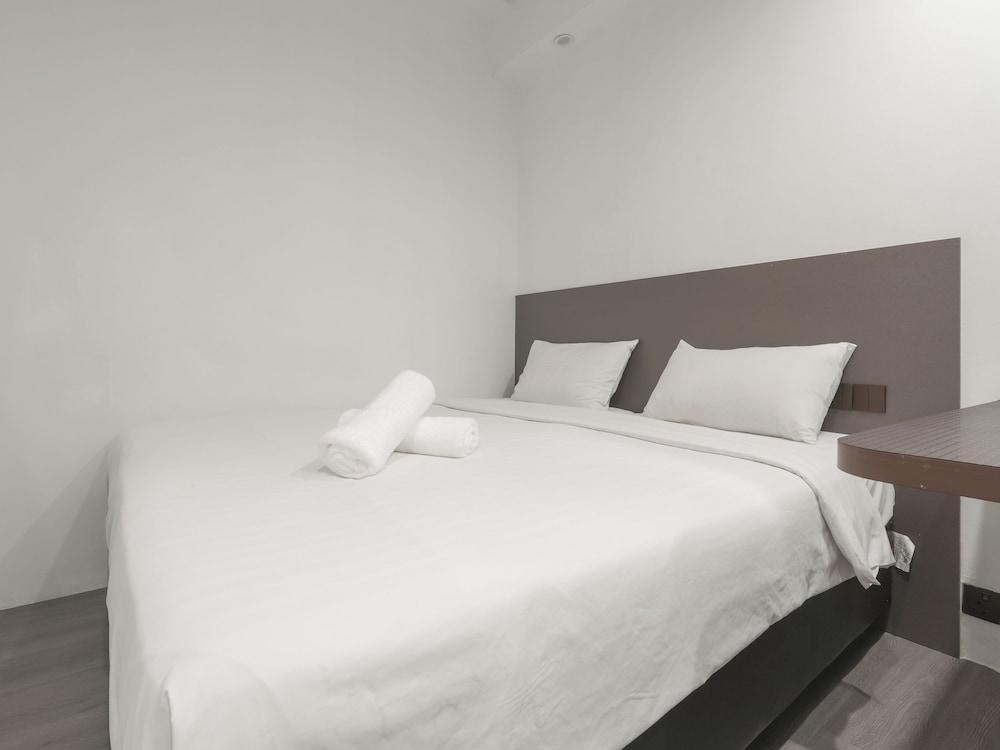A Hotel Dickson Room Type - Superior Double, No Window