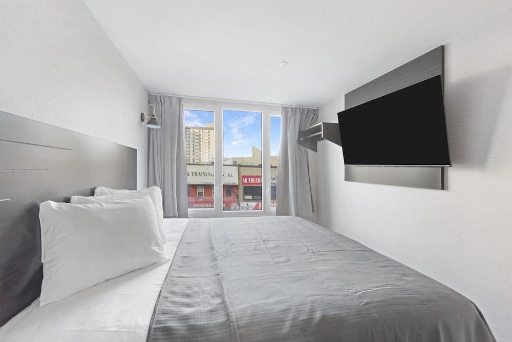 Tremont Hotel Room Type - Deluxe Single Room, 1 King Bed