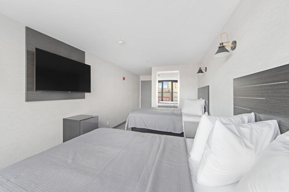 Tremont Hotel Room Type - Deluxe Double Room