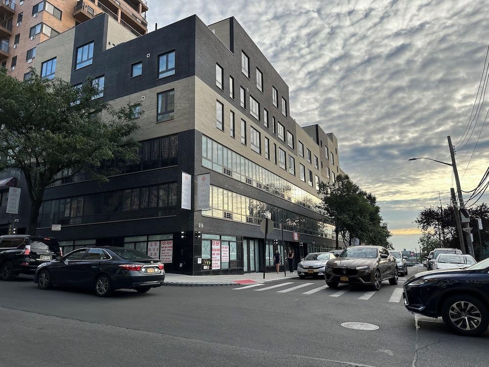 Regal Inn & Suites New York LaGuardia Hotel - Tap to explore photos