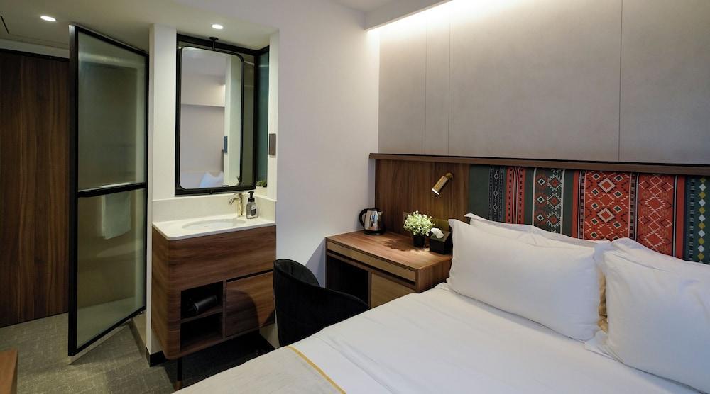 ST Signature Bugis Middle, SHORT OVERNIGHT, 11 hours: 8PM-7AM - Tap to explore photos