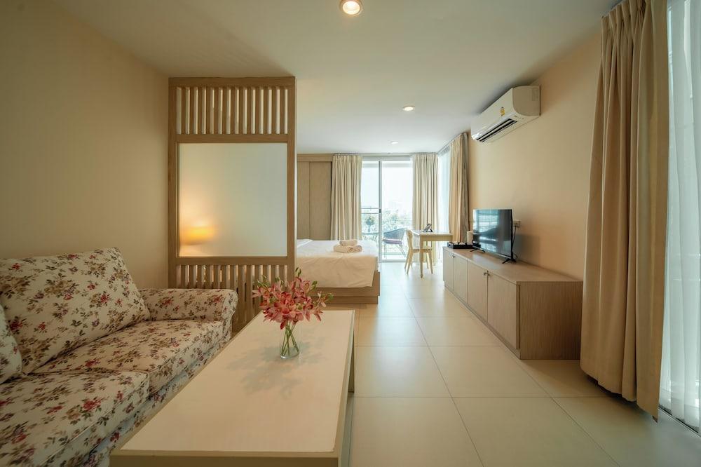 Shamrock Hotel Pattaya Room Type - Deluxe Room