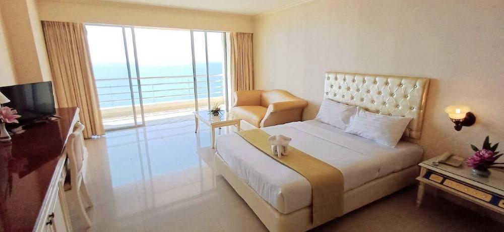 Adriatic Palace Hotel Pattaya - Tap to explore photos