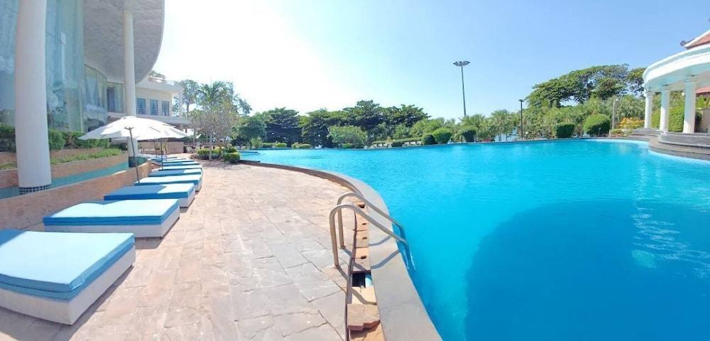 Adriatic Palace Hotel Pattaya - Tap to explore photos