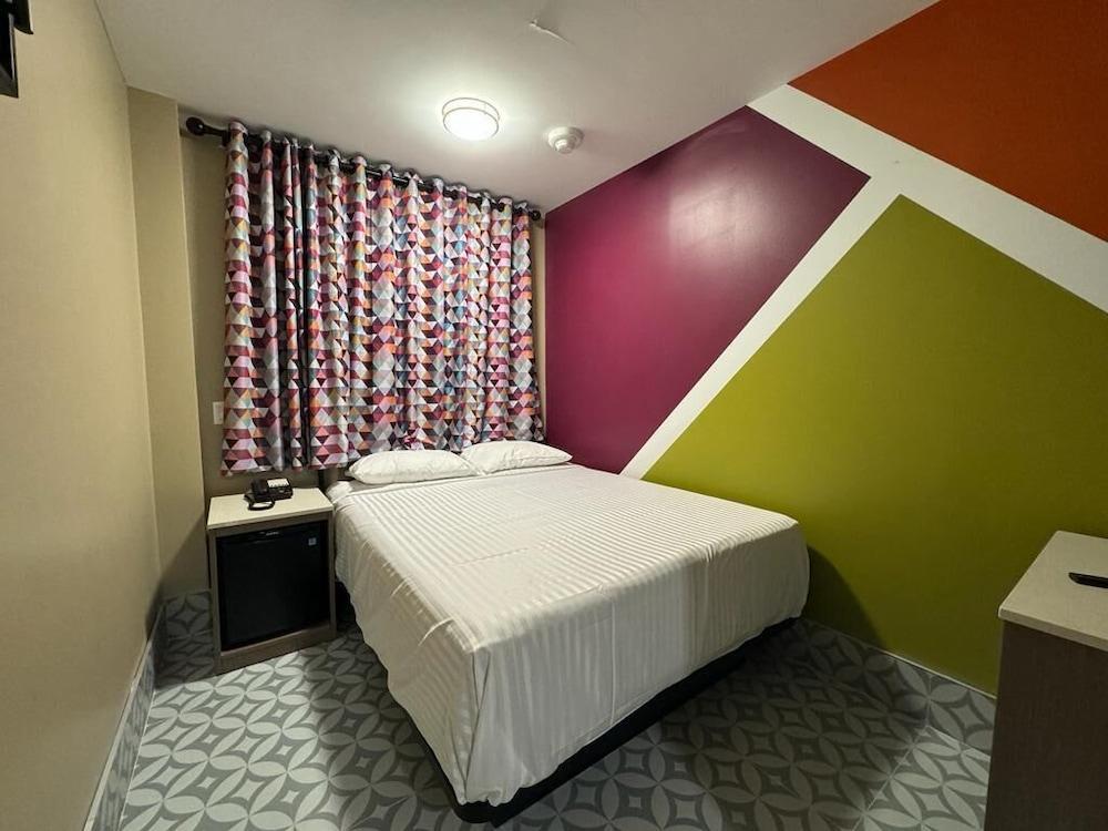 Moon Hotel Brooklyn Room Type - Economy Single Room, 1 Queen Bed, Non Smoking, Private Bathroom