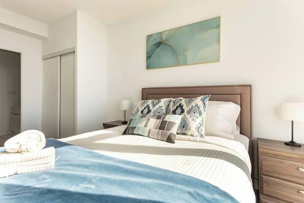 Downtown Toronto Luxury Suites - Tap to explore photos