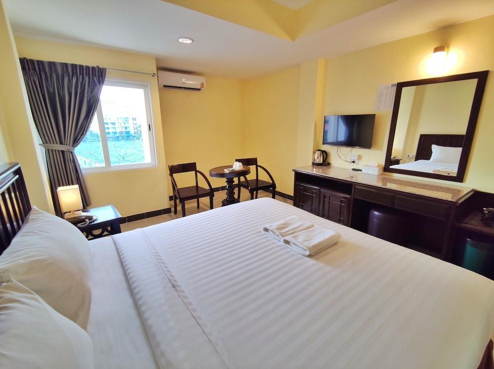 The ChanThong Hotel Pattaya Room Type - Superior Room, 1 King Bed, Balcony, Pool View