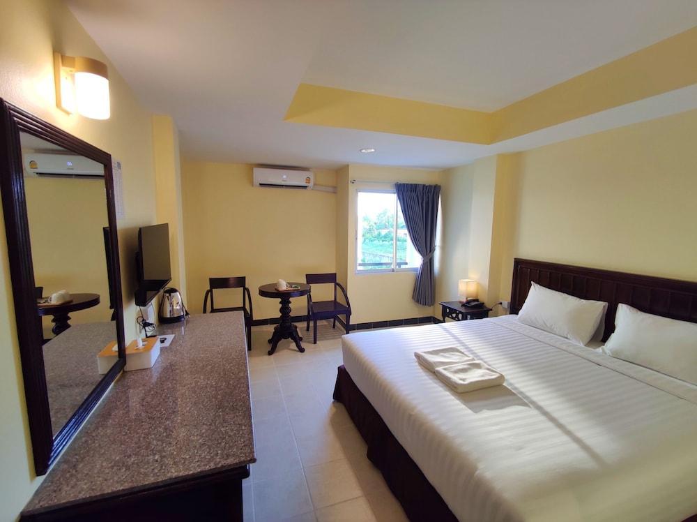 The ChanThong Hotel Pattaya Room Type - Standard Room, 1 King Bed, Pool View