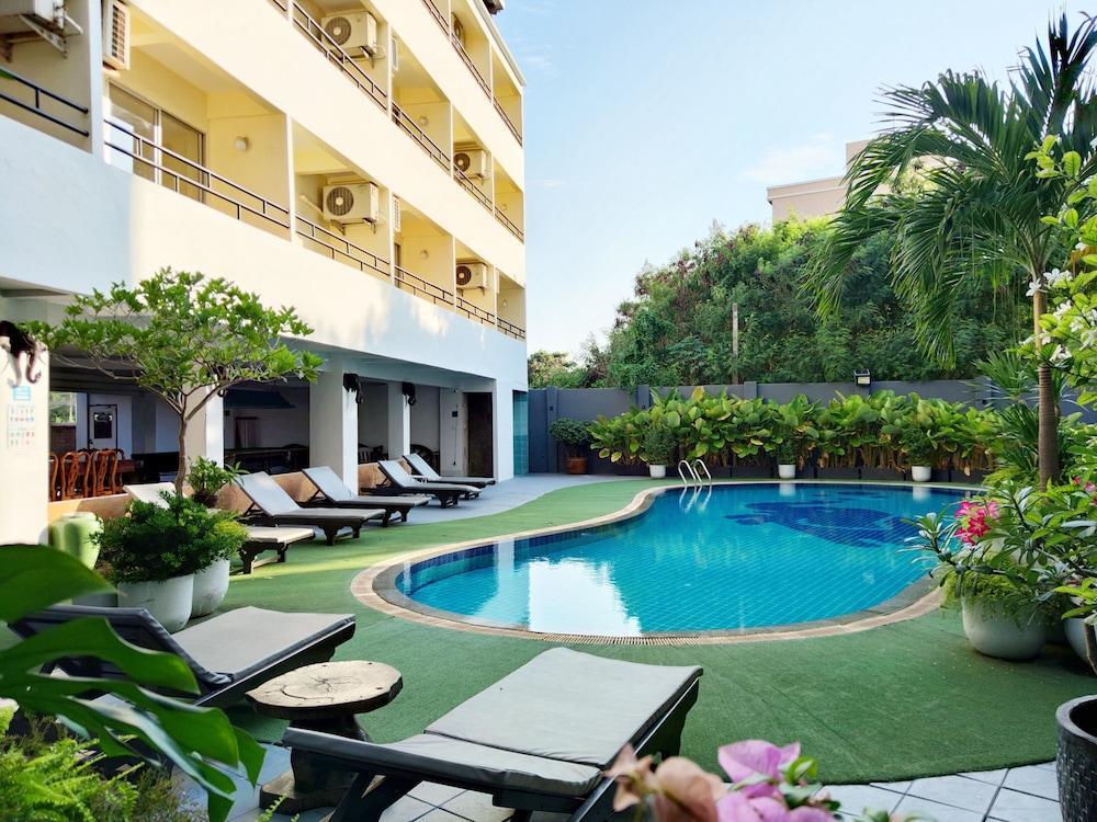 The ChanThong Hotel Pattaya - Tap to explore photos