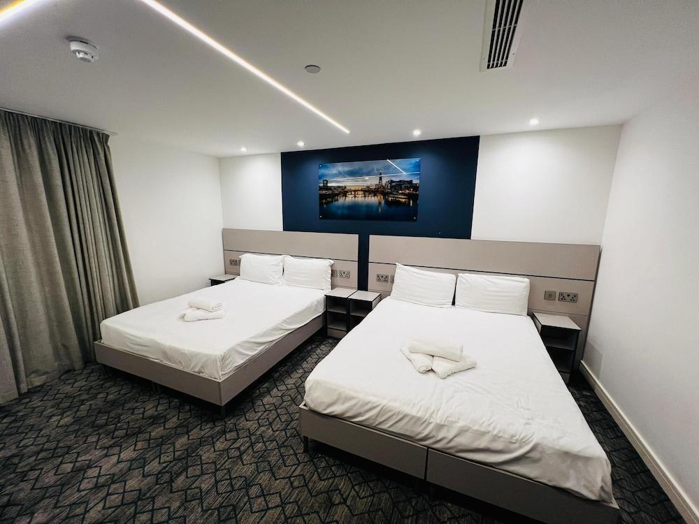 Ilford Grand Hotel Room Type - Deluxe Quadruple Room, Accessible, Ensuite Ilford Grand Hotel Room Type - Deluxe Quadruple Room, Accessible, Ensuite